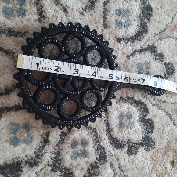 John Wright cast iron round trivet. - Picture 7 of 7